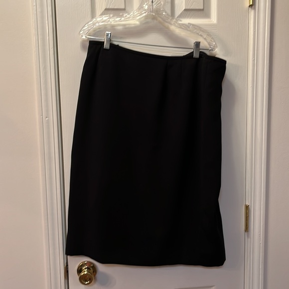 Evan Picone suit black and beige lined, vented sleeves - Picture 4 of 11